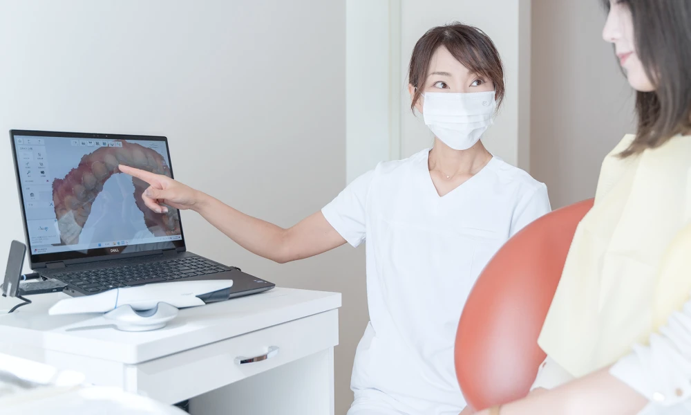 イメージ：患者様に説明する様子